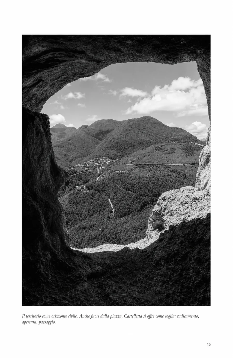 Pagina del portfolio dedicata al territorio di Castelletta visto attraverso una cavità nella roccia.