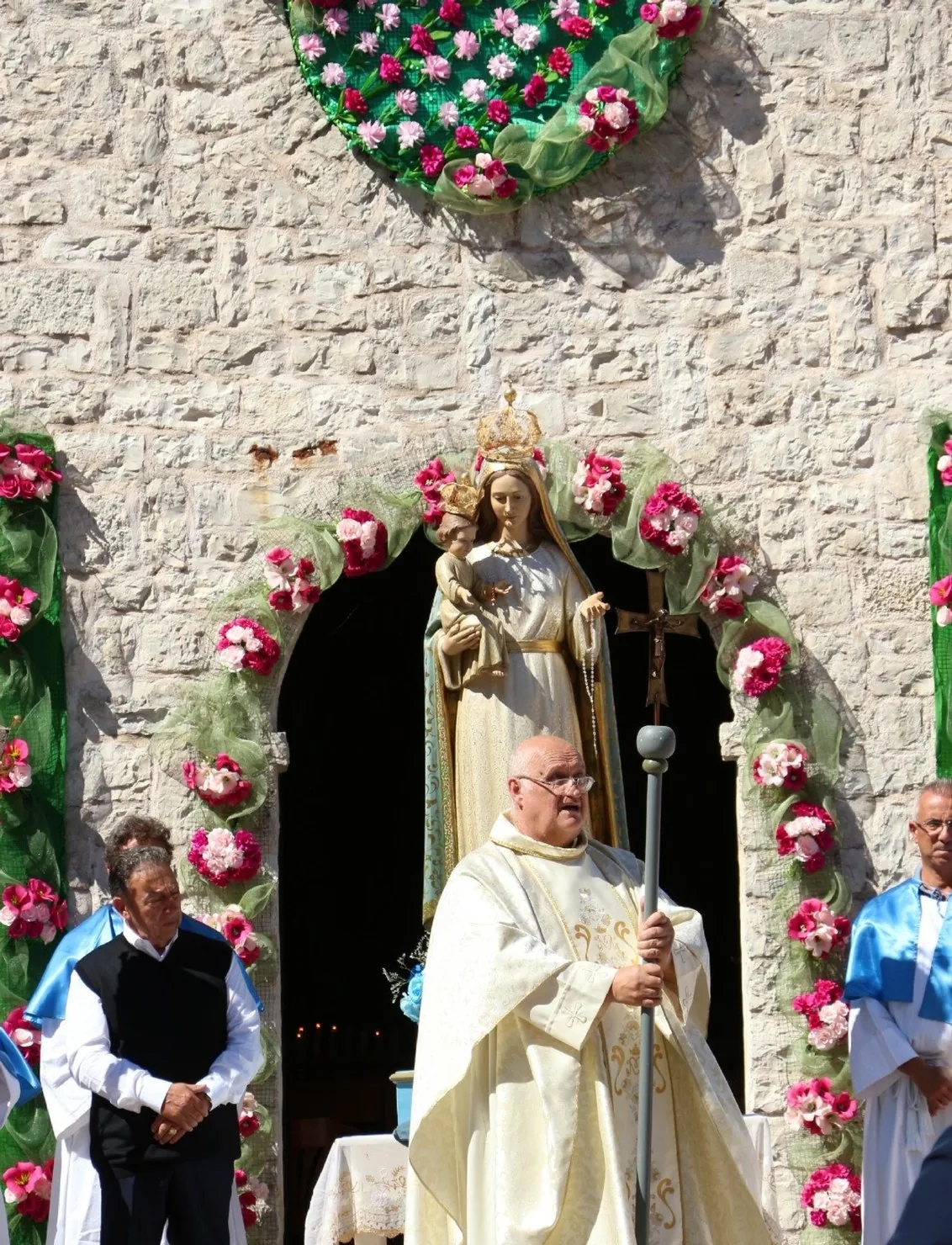 Tavola fotografica del dossier con la processione della Madonna della Speranza