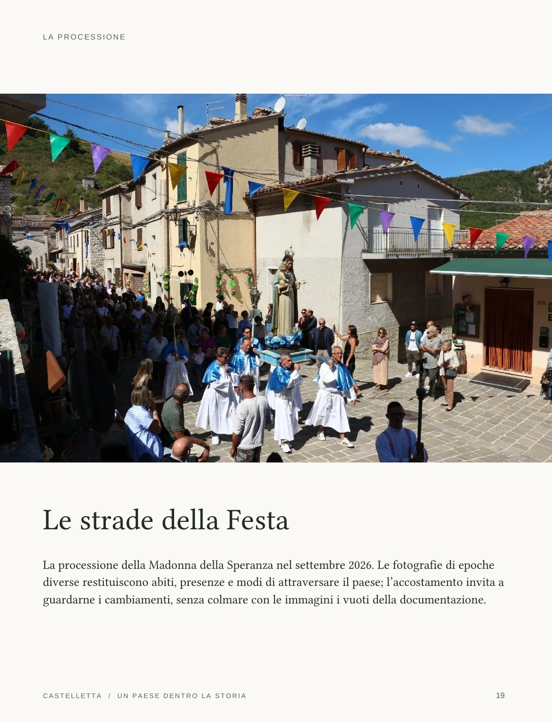 Tavola del dossier con una fotografia a colori delle strade di Castelletta durante la Festa